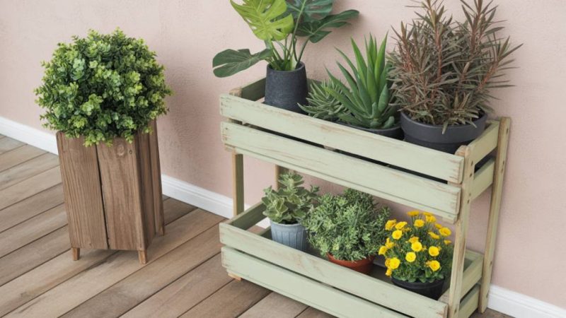 DIY-Pflanzenregal aus alten Obstkisten für Balkon und Wohnzimmer selbst bauen